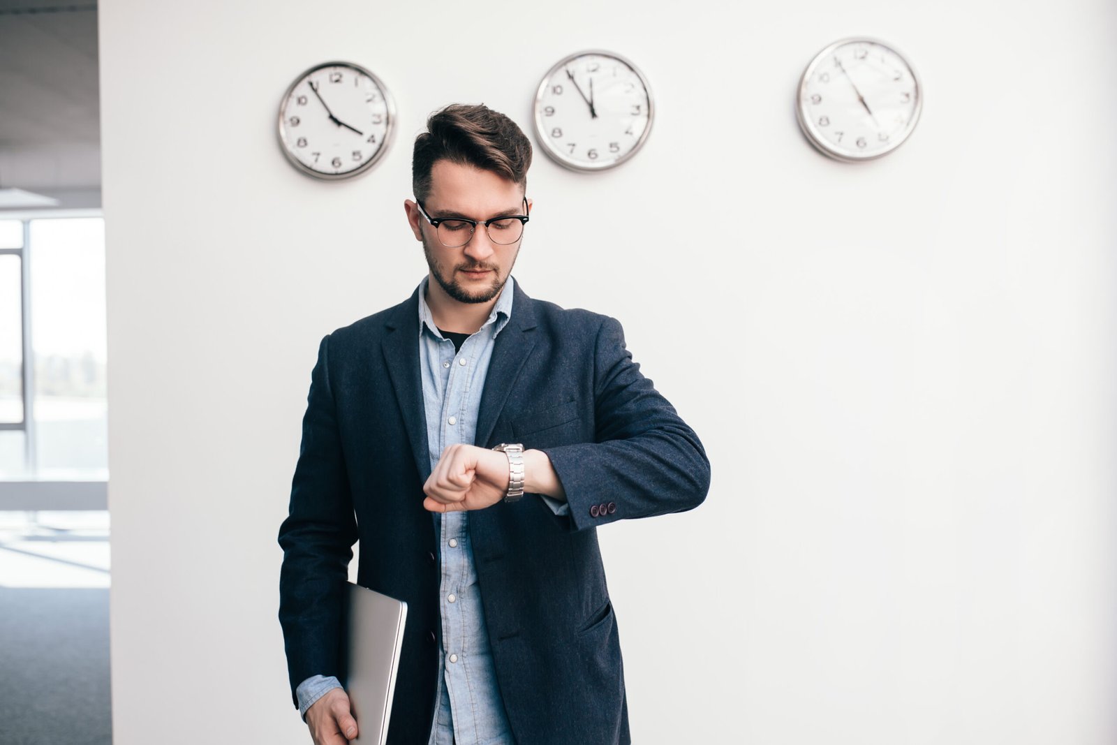 La importancia de la puntualidad en la búsqueda de empleo: ¿Cómo demostrar compromiso desde el primer contacto?